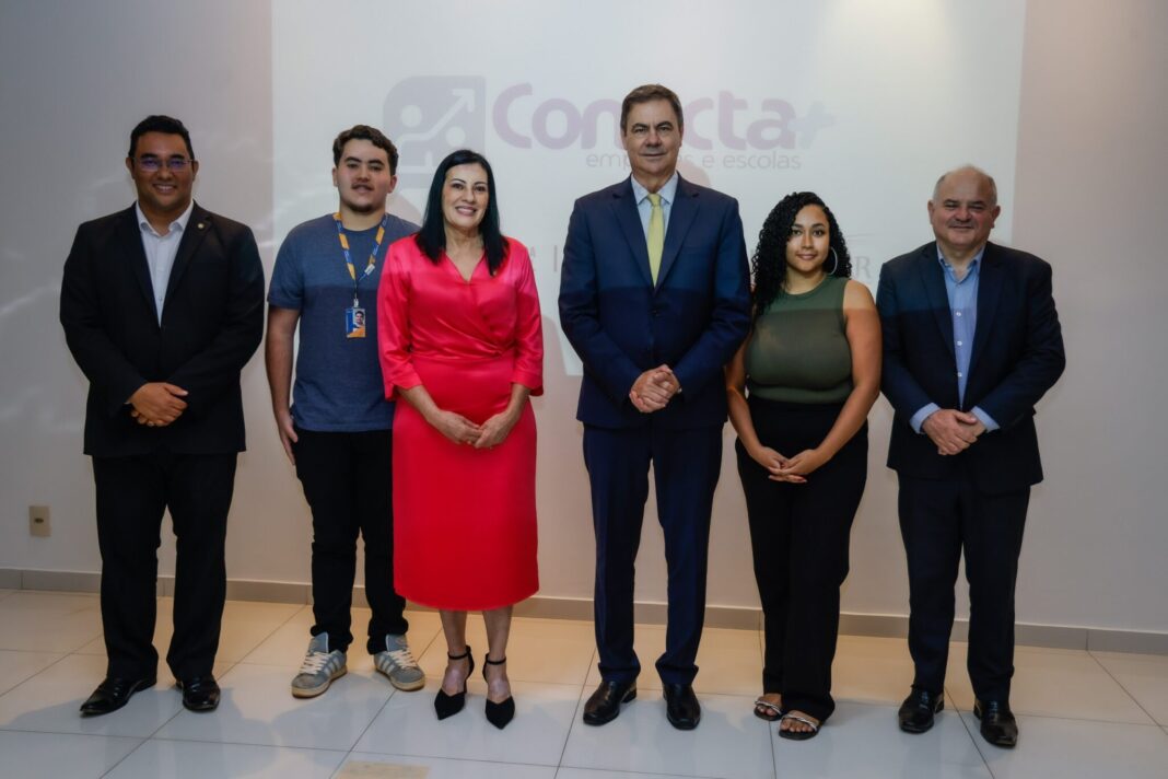 Instituto Fecomércio-DF e Defensoria Pública levam oportunidades de estágio às escolas