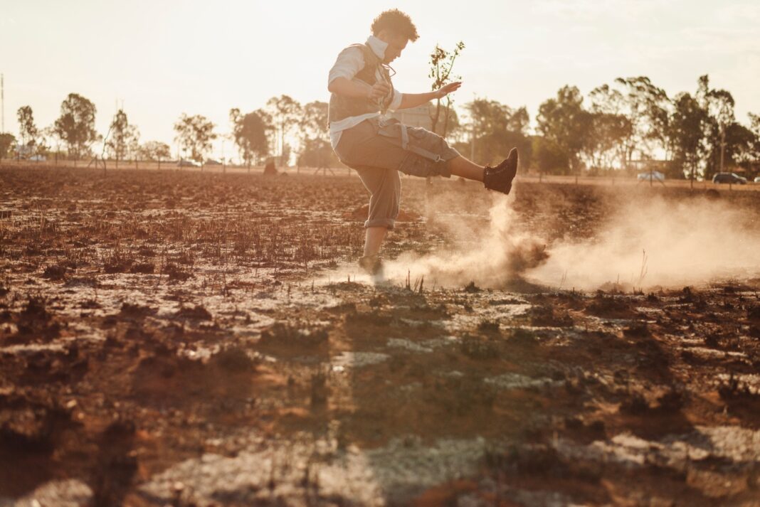 Espetáculo FIM provoca reflexão sobre o esgotamento do planeta e do corpo no CCBB Brasília