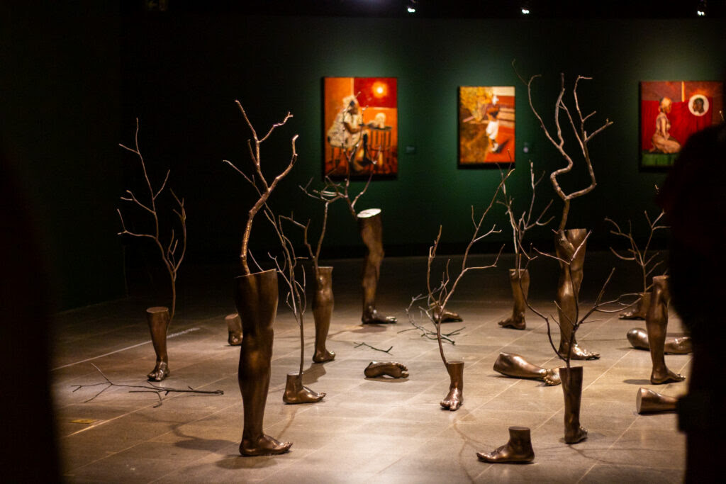 Antonio Obá faz da terra memória e matéria em exposição no CCBB Brasília