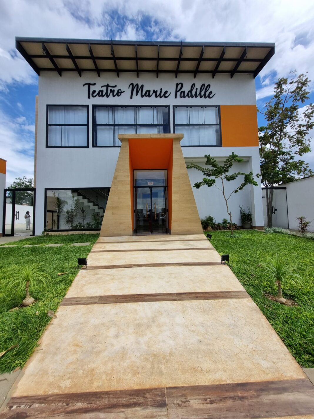 Alexânia (GO) ganha novo teatro com espetáculo inaugural da Cia “Os Melhores do Mundo”