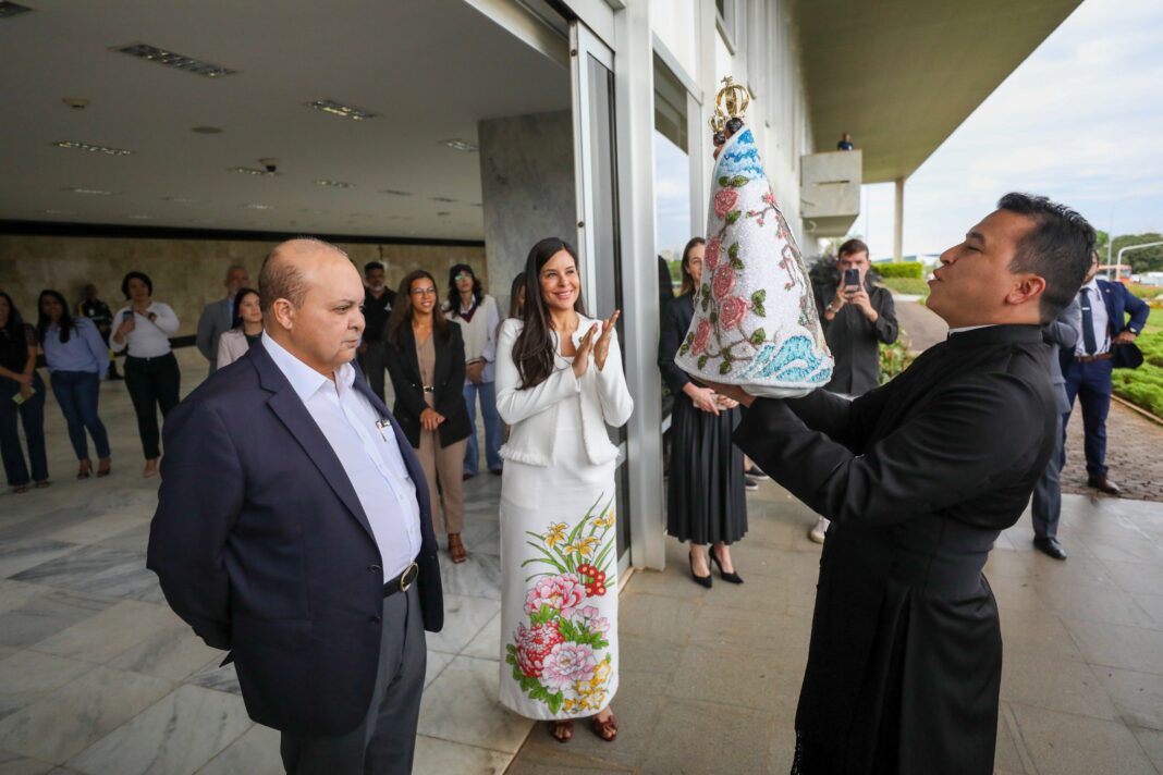 Governador Ibaneis Rocha recebe imagem peregrina de Nossa Senhora de Nazaré