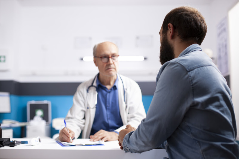 Novembro Azul: prevenção ainda é desafio entre homens, alerta médico de família Novembro Azul: prevenção ainda é desafio entre homens, alerta médico de família
