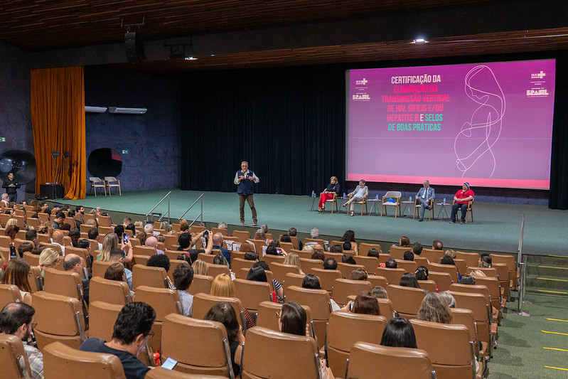 Transmissão de mãe para filho: DF ganha certificado por boas práticas contra HIV e sífilis