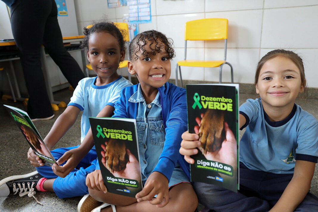 Dezembro Verde: GDF leva conscientização sobre abandono animal às escolas públicas