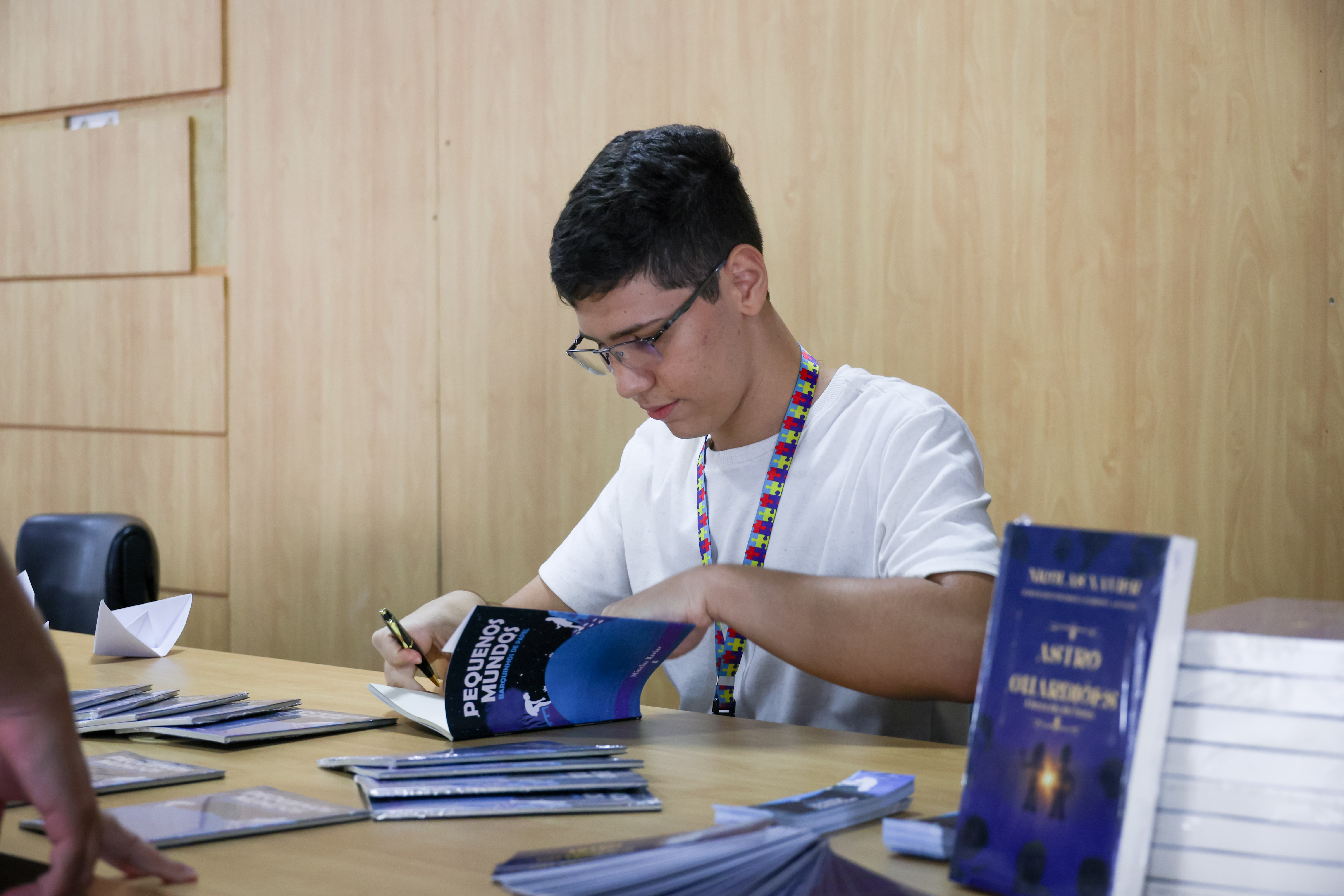 Estudante com transtorno do espectro autista lança segundo livro na Biblioteca Nacional de Brasília