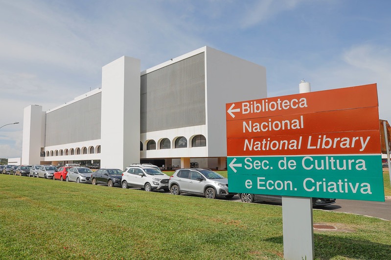 Jovem autista lança livro na Biblioteca Nacional de Brasília nesta segunda (8)