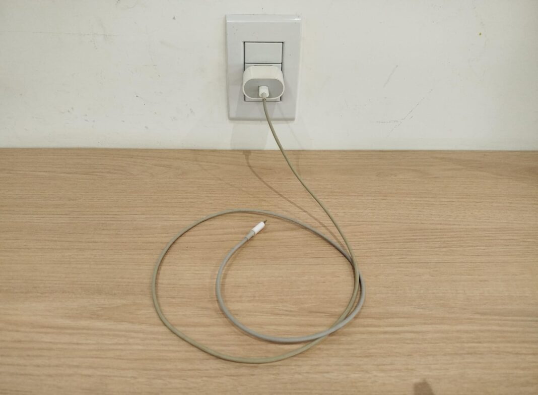 Carregador esquecido na tomada: pequeno descuido que pode virar gasto e risco