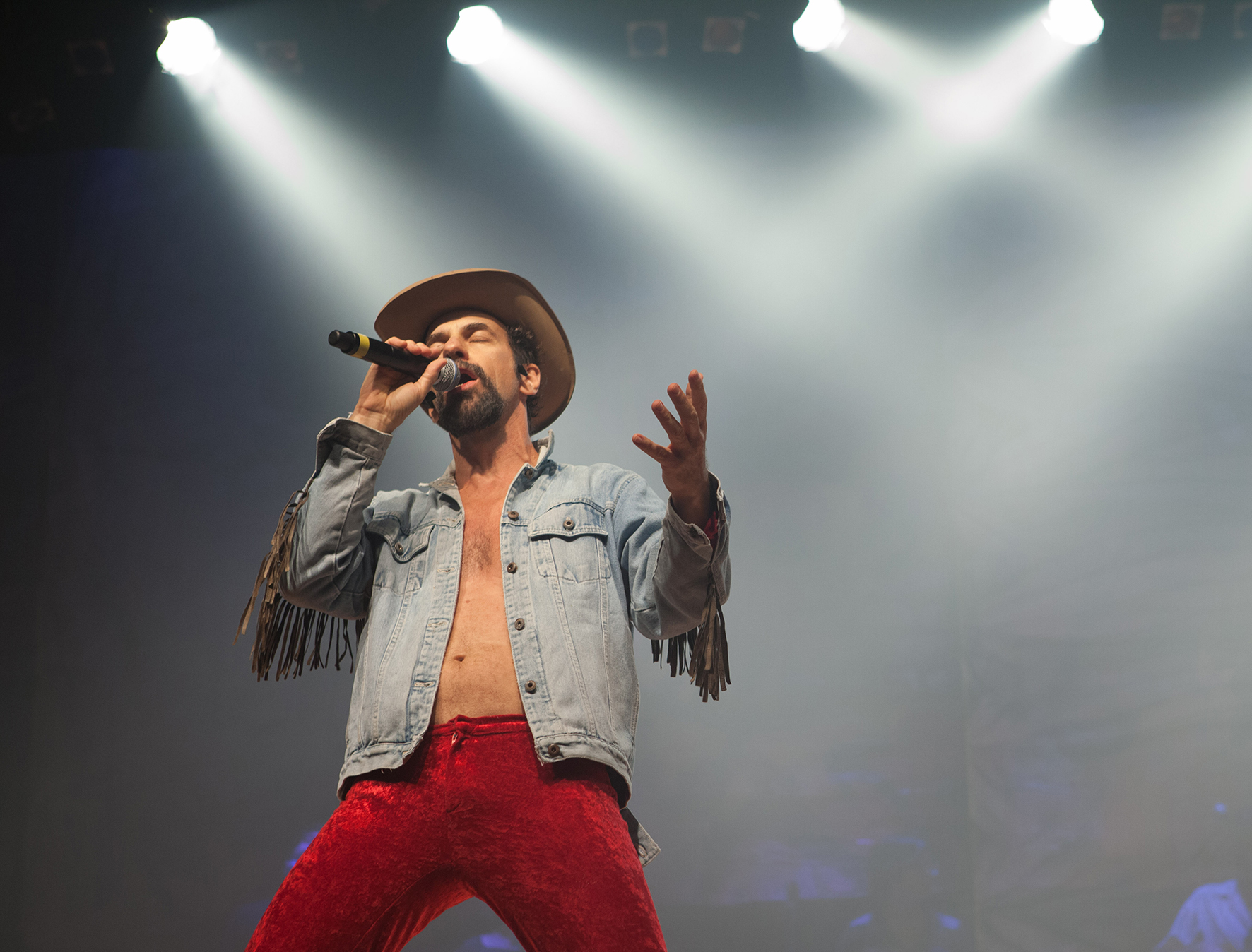 “Raul Fora da Lei – A história de Raul Seixas”: sucesso de 24 anos celebra a vida do Maluco Beleza em curtas temporadas no Sesc Gama e na CAIXA Cultural Brasília “Raul Fora da Lei – A história de Raul Seixas”: sucesso de 24 anos celebra a vida do Maluco Beleza em curtas temporadas no Sesc Gama e na CAIXA Cultural Brasília