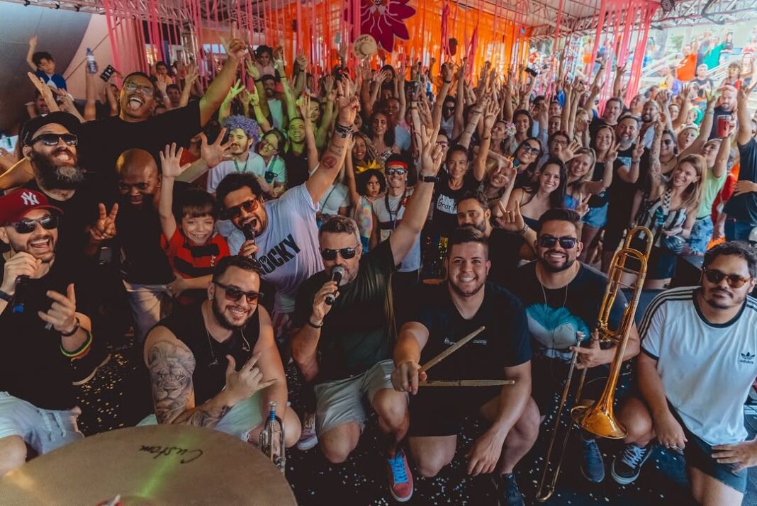 Abre-Alas para o Bloco Eduardo e Mônica passar no Brasília Shopping neste domingo