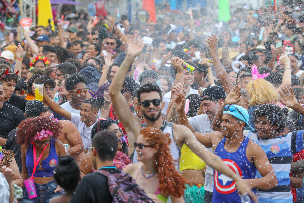 Vai curtir o Carnaval? Saiba como evitar bolhas e calos nos pés