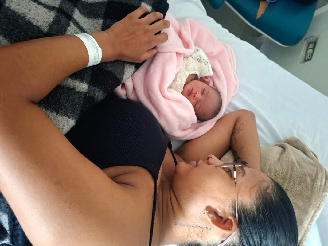 Bebê nasce dentro do carro e mobiliza equipe do Hospital de Santa Maria