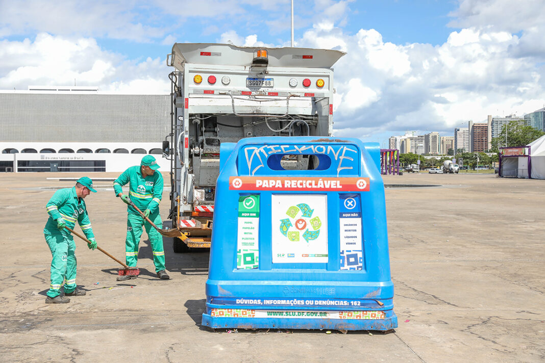 Força-tarefa do SLU recolhe 29 toneladas de lixo e devolve ruas limpas após o Carnaval 2026