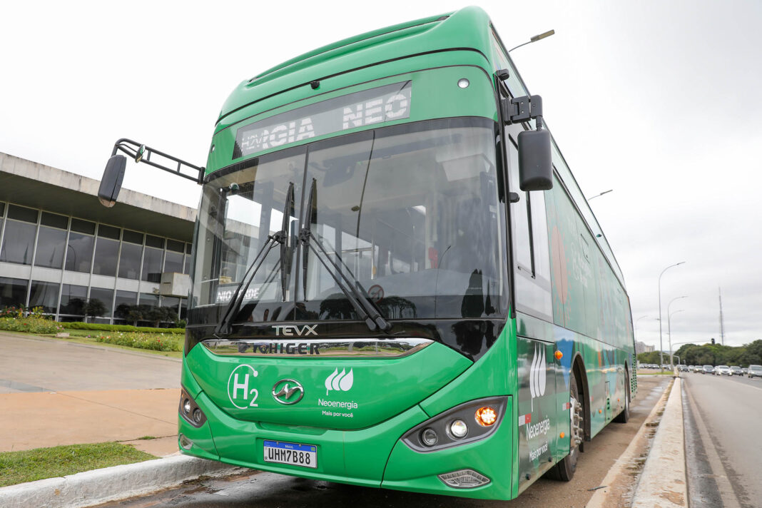 Brasília lança primeira rota turística com ônibus movido a hidrogênio verde no país Brasília lança primeira rota turística com ônibus movido a hidrogênio verde no país