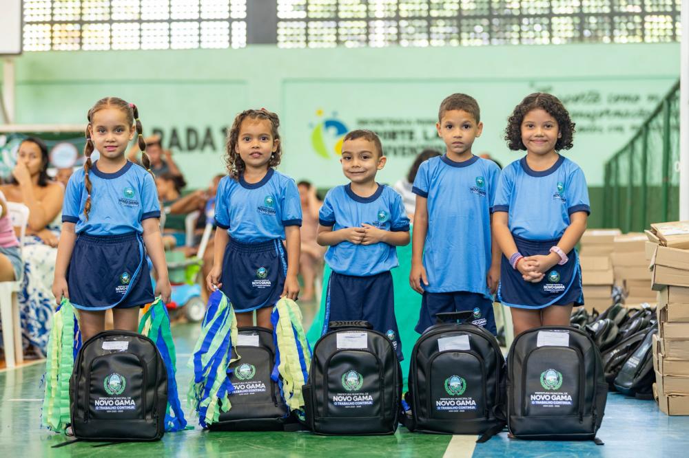 Mais entregas de uniformes e kits escolares para alunos da rede pública do CMEI Tarcísio Pereira e Escola Manoel Soares