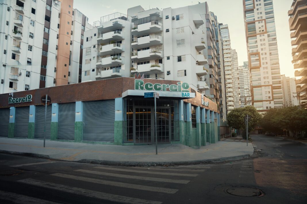 Bar inspirado na cultura dos anos 80 e 90 propõe resgatar convivência urbana em Goiânia Bar inspirado na cultura dos anos 80 e 90 propõe resgatar convivência urbana em Goiânia