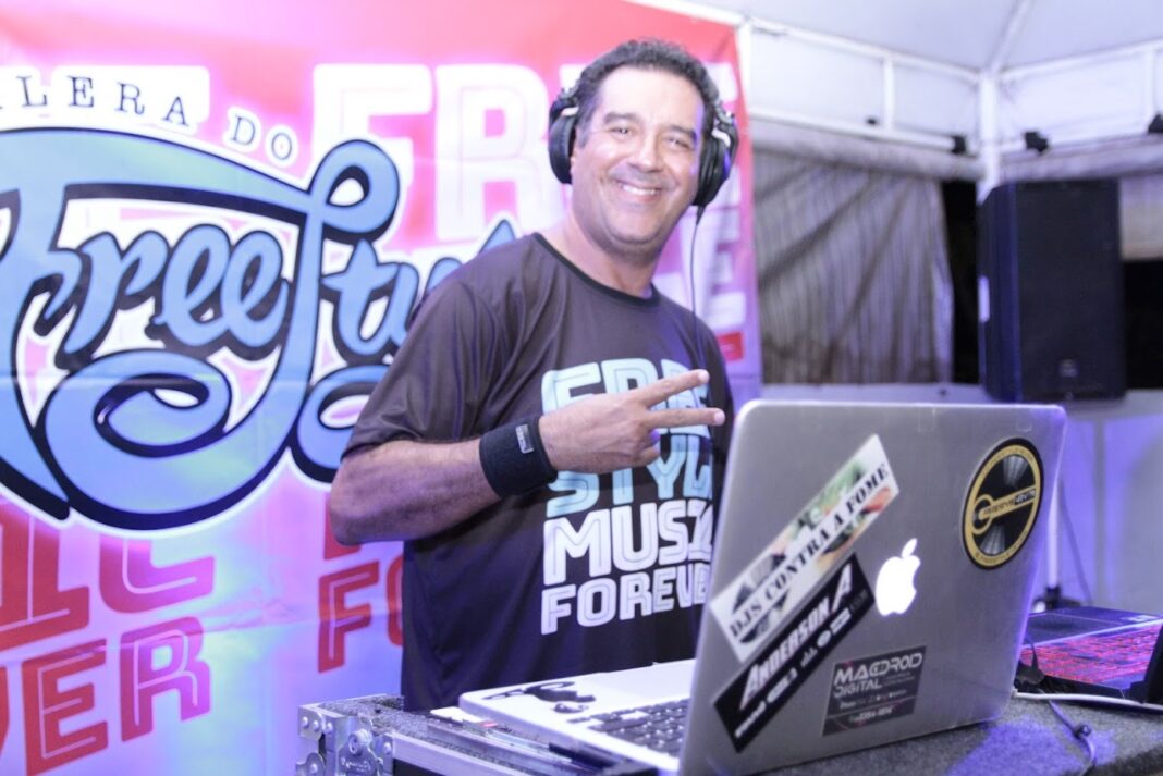 Retrowave promete viagem nostálgica pelos anos 80,90 e 2000 em Brasilia Retrowave promete viagem nostálgica pelos anos 80,90 e 2000 em Brasilia