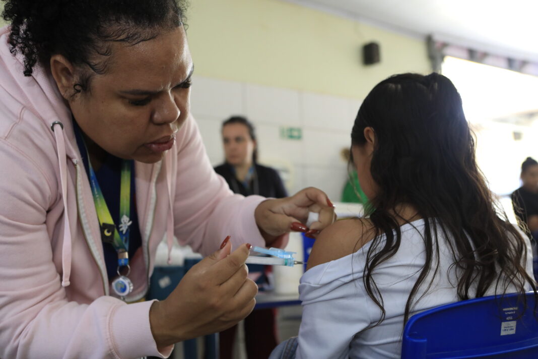 Sábado (30) é dia de reforçar proteção, com vacinas disponíveis em 20 regiões administrativas Sábado (30) é dia de reforçar proteção, com vacinas disponíveis em 20 regiões administrativas