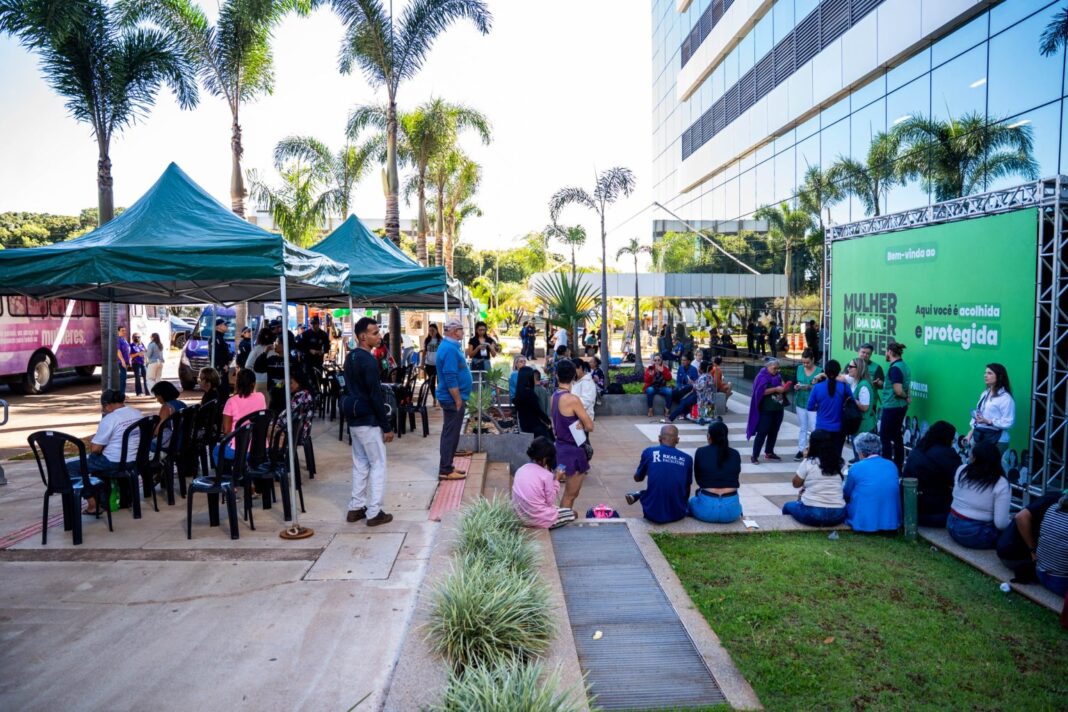 Dia da Mulher chega à 35ª edição com serviços de beleza e cidadania gratuitos no DF Dia da Mulher chega à 35ª edição com serviços de beleza e cidadania gratuitos no DF