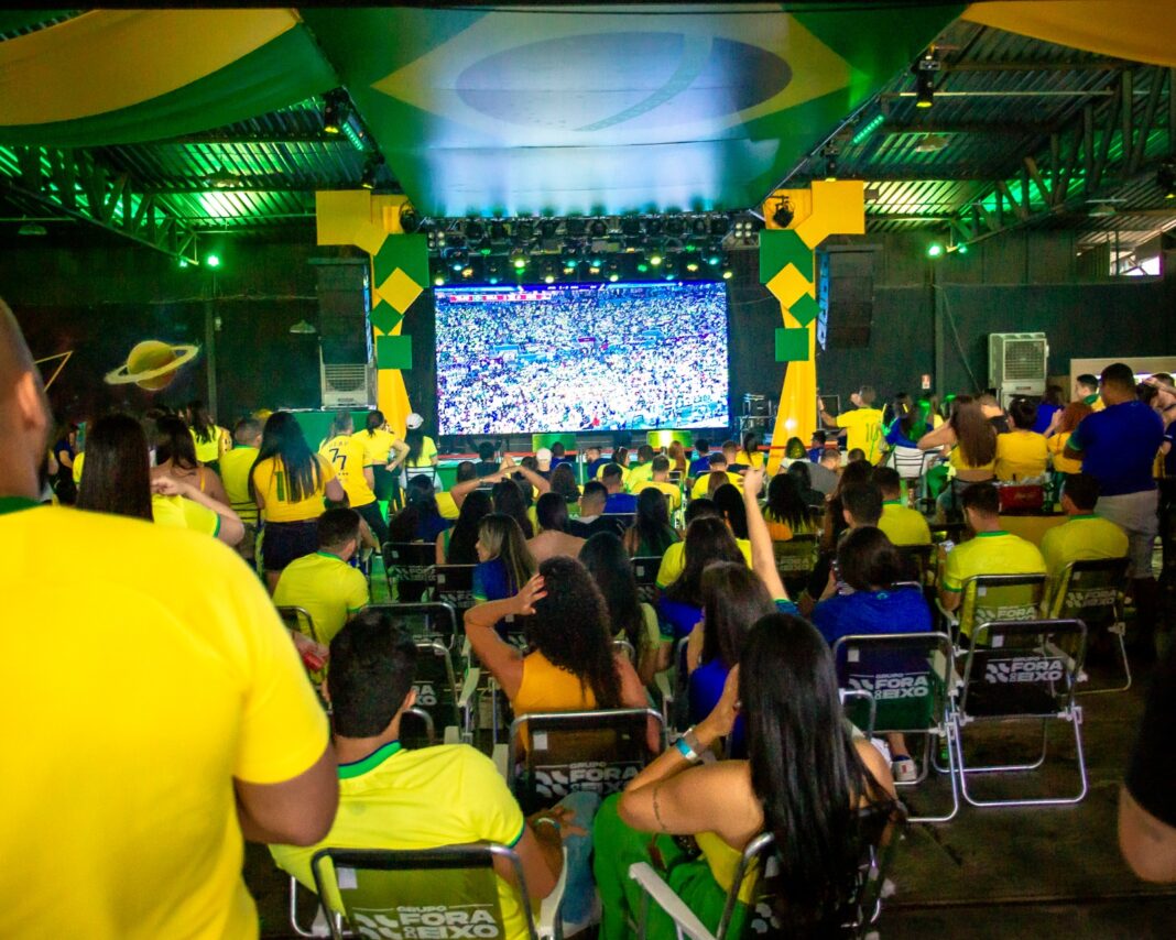 Muito além do jogo: Fora do Eixo reúne futebol, swingueira baiana e funk em domingo de Copa Muito além do jogo: Fora do Eixo reúne futebol, swingueira baiana e funk em domingo de Copa