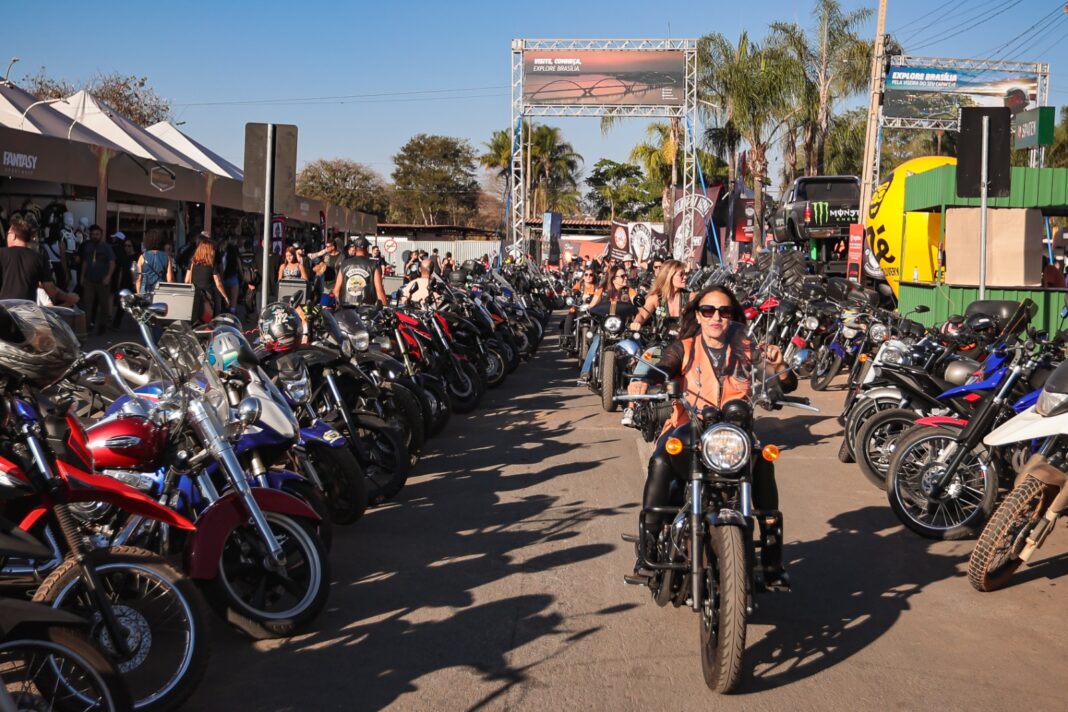 Capital Moto Week acelera protagonismo feminino e reforça combate à violência contra mulheres Capital Moto Week acelera protagonismo feminino e reforça combate à violência contra mulheres