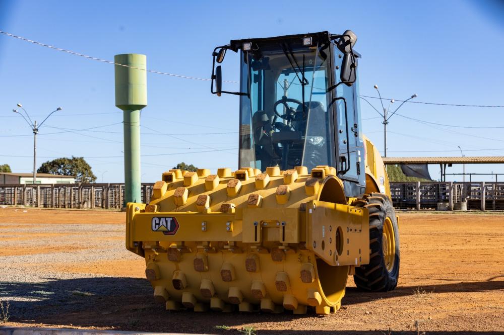 Município ganha rolo compactador e caminhão-pipa para reforçar infraestrutura Município ganha rolo compactador e caminhão-pipa para reforçar infraestrutura
