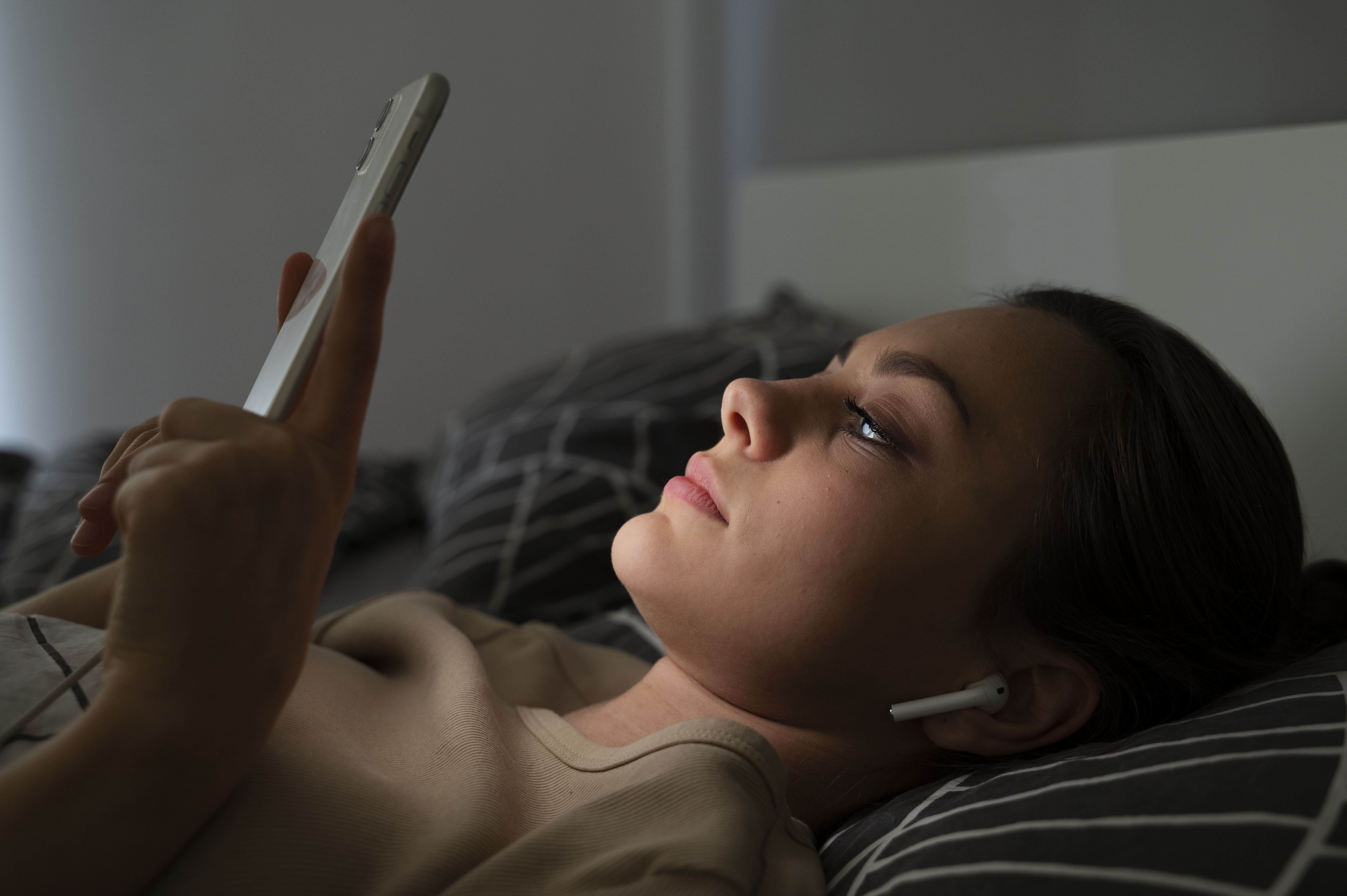 Uso excessivo de telas antes de dormir pode agravar o bruxismo e comprometer a qualidade do sono Uso excessivo de telas antes de dormir pode agravar o bruxismo e comprometer a qualidade do sono