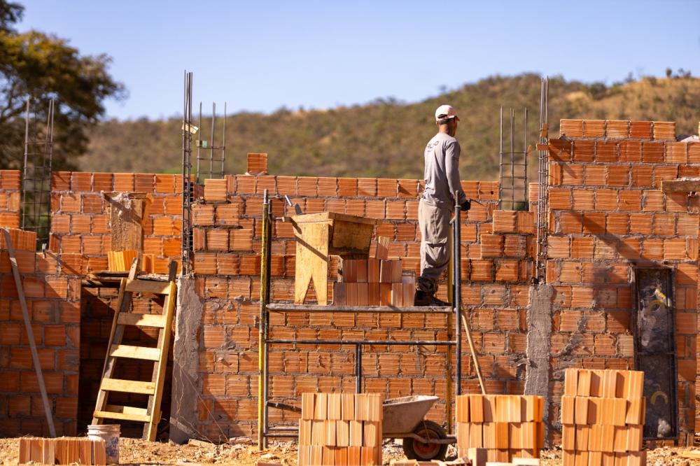Obras avançam na construção de quadra com vestiários no Residencial Alvorada Obras avançam na construção de quadra com vestiários no Residencial Alvorada