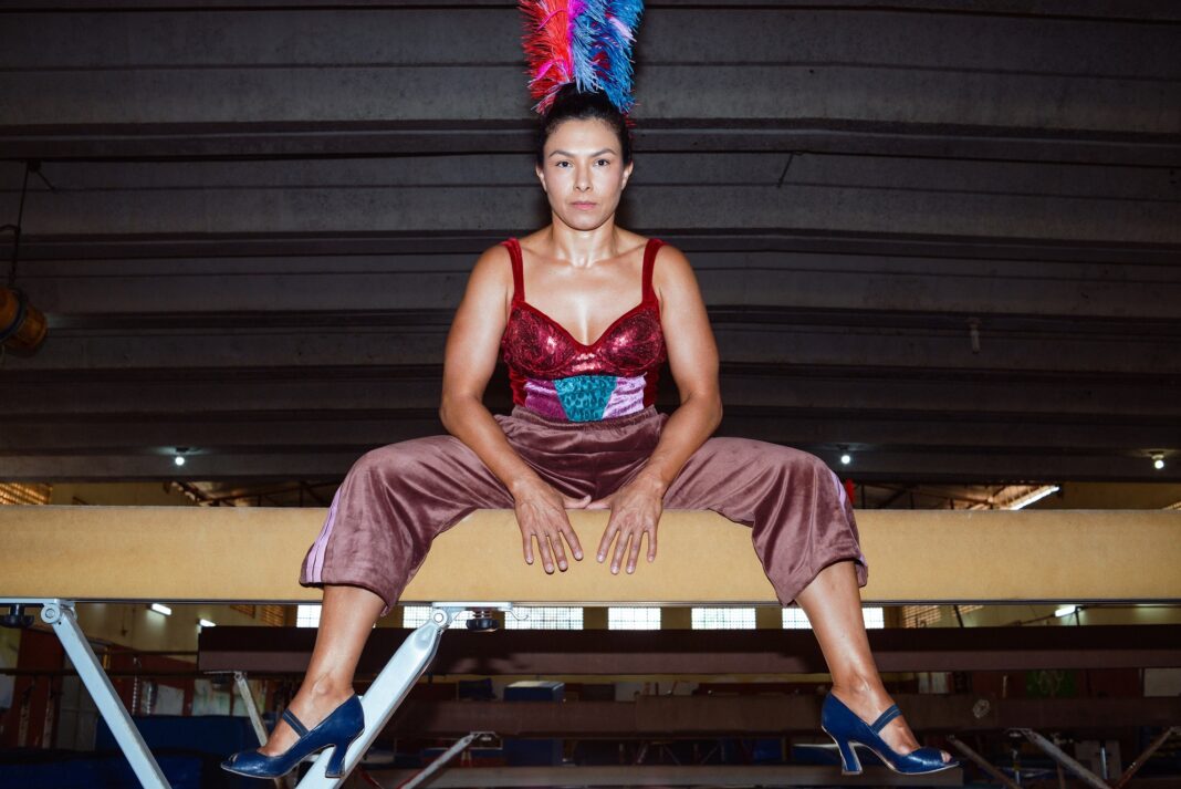 Da ginástica olímpica ao picadeiro: ex-ginasta leva ao palco trajetória artística, com POR UM TRIZ Da ginástica olímpica ao picadeiro: ex-ginasta leva ao palco trajetória artística, com POR UM TRIZ