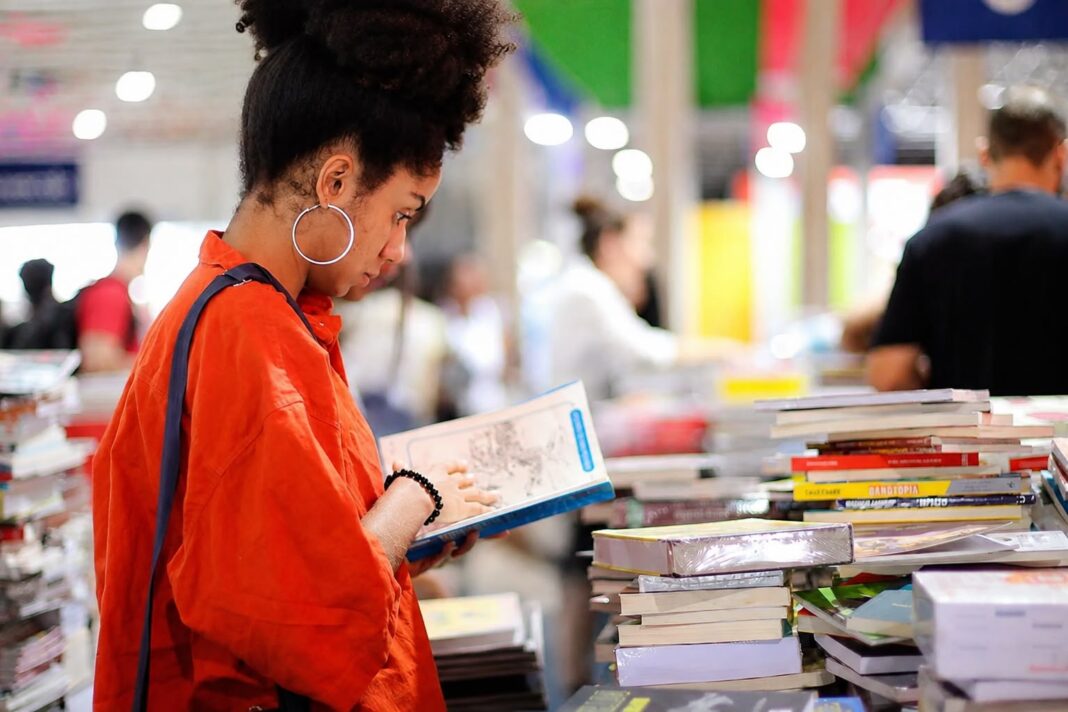 Bienal Internacional do Livro de Brasília lança chamamento para autores realizarem lançamentos de livros durante a 6ª edição Bienal Internacional do Livro de Brasília lança chamamento para autores realizarem lançamentos de livros durante a 6ª edição