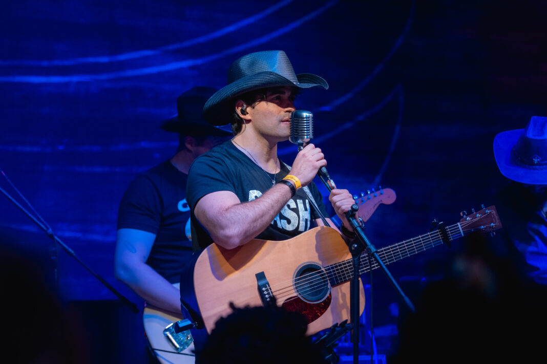 Cantor brasiliense, Gigio Teixeira lança releitura de “Neon Moon” de Brooks & Dunn e apresenta novo capítulo do projeto Nashville Sessions Cantor brasiliense, Gigio Teixeira lança releitura de “Neon Moon” de Brooks & Dunn e apresenta novo capítulo do projeto Nashville Sessions