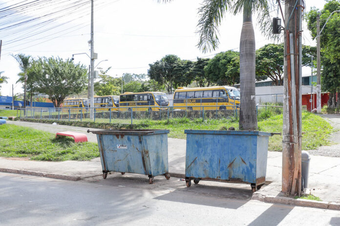Regras para caçambas e contêineres em vias públicas do DF