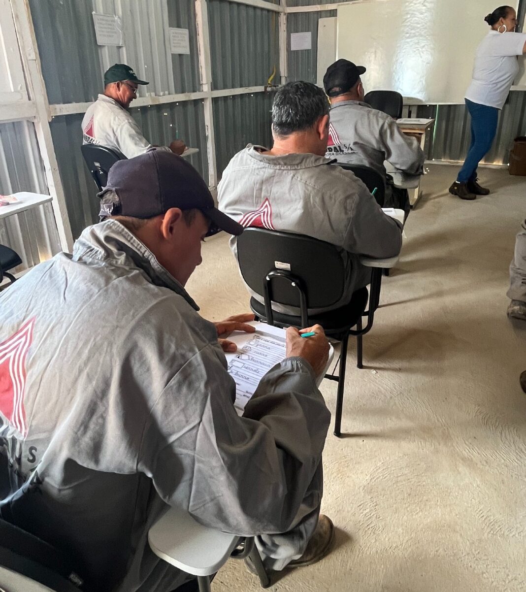 Dia Mundial da Alfabetização destaca desafio de levar educação a trabalhadores da construção Dia Mundial da Alfabetização destaca desafio de levar educação a trabalhadores da construção