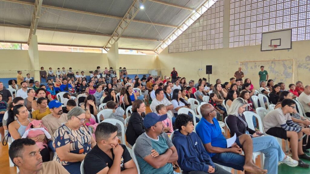 Estudante com quase 10 graus em cada olho recebe novos óculos pelo projeto enxergando o futuro Estudante com quase 10 graus em cada olho recebe novos óculos pelo projeto enxergando o futuro