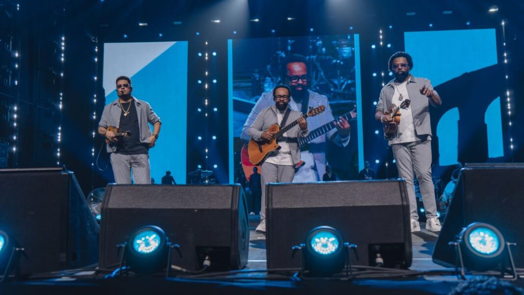 Na Praia Festival recebe Grupo Revelação e Xande de Pilares com a turnê “Tava Escrito: O Reencontro Histórico” Na Praia Festival recebe Grupo Revelação e Xande de Pilares com a turnê “Tava Escrito: O Reencontro Histórico”