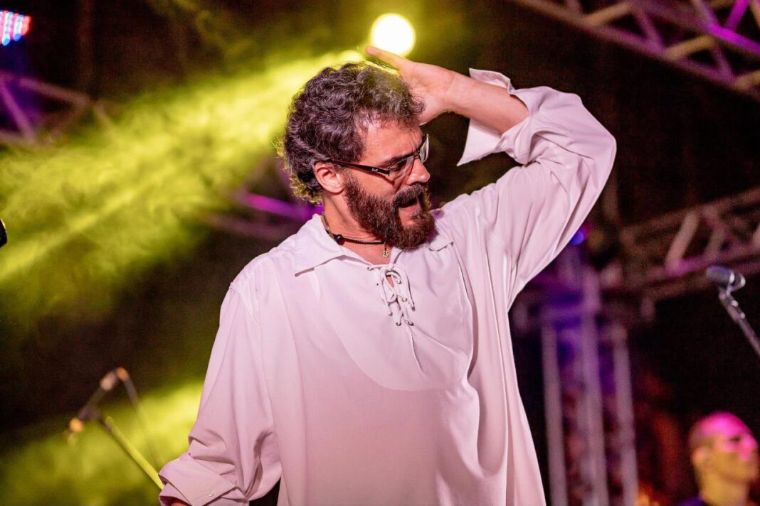 Goiânia recebe tributo à Legião Urbana em homenagem aos 30 anos da morte de Renato Russo Goiânia recebe tributo à Legião Urbana em homenagem aos 30 anos da morte de Renato Russo