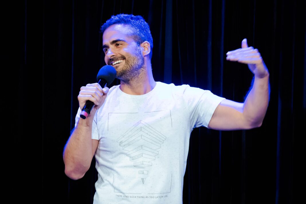 Saulo Pinheiro apresenta o novo espetáculo de stand-up comedy “Saulo Pinheiro Contra o Mundo” no dia 23 de outubro Saulo Pinheiro apresenta o novo espetáculo de stand-up comedy “Saulo Pinheiro Contra o Mundo” no dia 23 de outubro