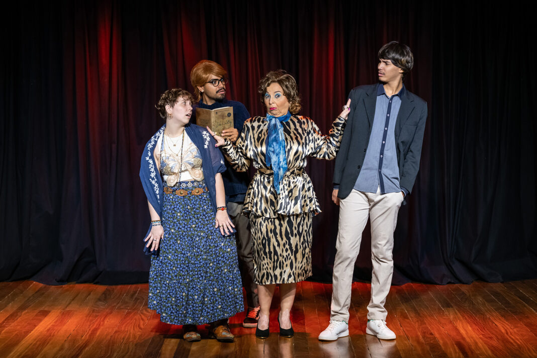 Comédia “Novela Mexicana” integra a programação da Mostra Teatral de Brasília e leva aos palcos uma divertida homenagem às clássicas novelas latinas Comédia “Novela Mexicana” integra a programação da Mostra Teatral de Brasília e leva aos palcos uma divertida homenagem às clássicas novelas latinas