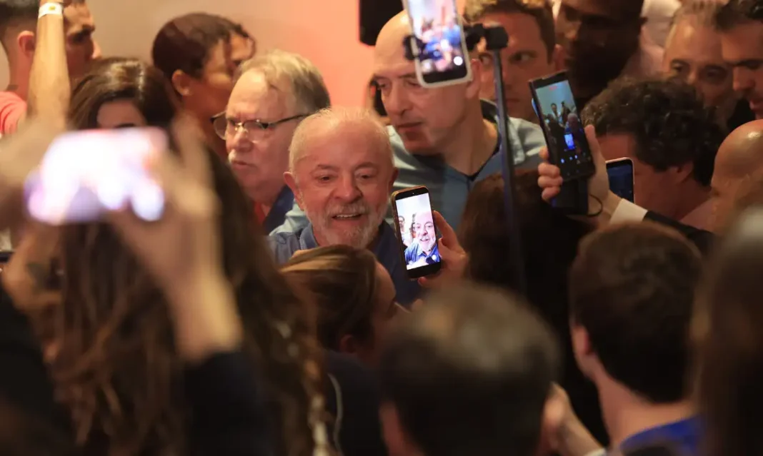 Lula agradece votos e diz que teve de vencer intromissão vinda de fora Lula agradece votos e diz que teve de vencer intromissão vinda de fora
