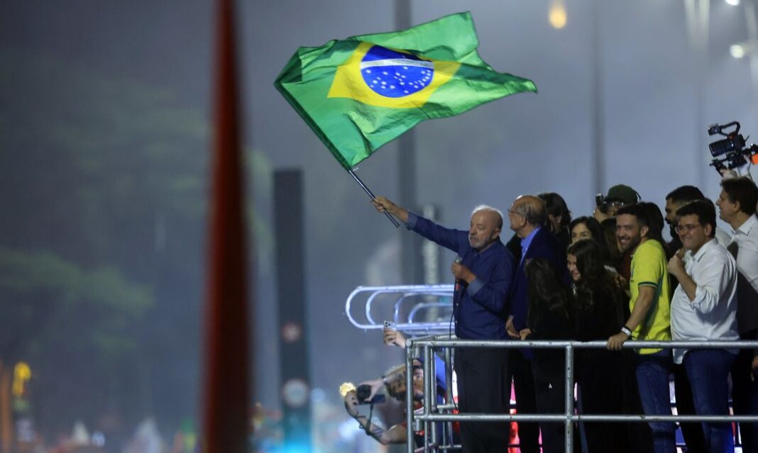 Em festa da vitória, Lula pede que público cante Hino da Independência Em festa da vitória, Lula pede que público cante Hino da Independência